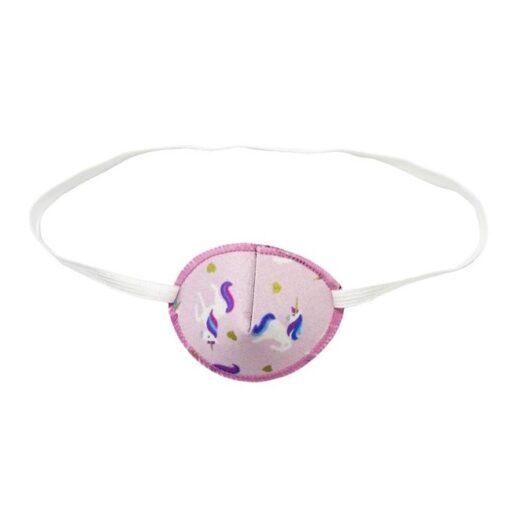 En ögonlapp av tyg med resår för barn som skelar. Den är ljusrosa med enhörningar och heter Unicorn Magic. Den har elastik som sätts runt huvudet för synträning. Märket är Kay Fun Patch.