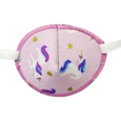 En ögonlapp av tyg med resår för barn som skelar. Den är ljusrosa med enhörningar och heter Unicorn Magic. Den har elastik som sätts runt huvudet för synträning. Märket är Kay Fun Patch.