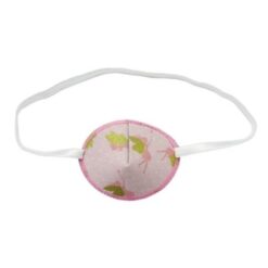 En ögonlapp av tyg med resår för barn som skelar. Den är ljusrosa med små feer med guldvingar och heter Fairy Wings. Den har elastik som sätts runt huvudet för synträning. Märket är Kay Fun Patch.