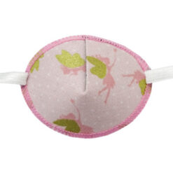 En ögonlapp av tyg med resår för barn som skelar. Den är ljusrosa med små feer med guldvingar och heter Fairy Wings. Den har elastik som sätts runt huvudet för synträning. Märket är Kay Fun Patch.