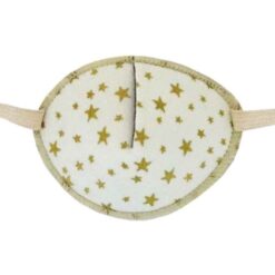 En ögonlapp av tyg med resår för barn som skelar. Den är dekorerad med guldstjärnor och heter Golden Stars. Den har elastik som sätts runt huvudet för synträning. Märket är Kay Fun Patch.