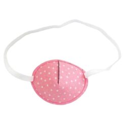 En ögonlapp av tyg med resår för barn som skelar. Den är ljusrosa med små vita stjärnor och heter Pretty Pink. Den har elastik som sätts runt huvudet för synträning. Märket är Kay Fun Patch.