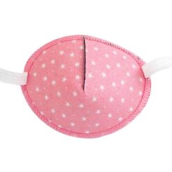 En ögonlapp av tyg med resår för barn som skelar. Den är ljusrosa med små vita stjärnor och heter Pretty Pink. Den har elastik som sätts runt huvudet för synträning. Märket är Kay Fun Patch.