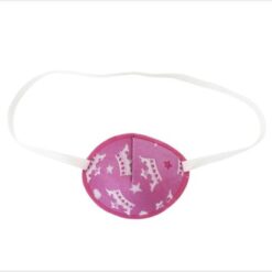 En ögonlapp av tyg med resår för barn som skelar. Den är ljusrosa med prinsesskronor och heter Tiaras. Den har elastik som sätts runt huvudet för synträning. Märket är Kay Fun Patch.