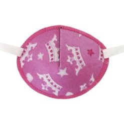 En ögonlapp av tyg med resår för barn som skelar. Den är ljusrosa med prinsesskronor och heter Tiaras. Den har elastik som sätts runt huvudet för synträning. Märket är Kay Fun Patch.