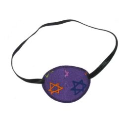 En ögonlapp av tyg med resår för barn som skelar. Den är lila med stjärnor och heter Star of Wonder. Den har elastik som sätts runt huvudet för synträning. Märket är Kay Fun Patch.