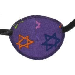 En ögonlapp av tyg med resår för barn som skelar. Den är lila med stjärnor och heter Star of Wonder. Den har elastik som sätts runt huvudet för synträning. Märket är Kay Fun Patch.