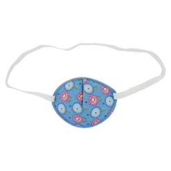 En ögonlapp av tyg med resår för barn som skelar. Den är ljusblå med blommor och heter Blossom. Den har elastik som sätts runt huvudet för synträning. Märket är Kay Fun Patch.