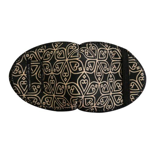 En ögonlapp av tyg för vuxna. Den fästs på insidan av glasögonen. Den är svart med ett fint aztekmönster för en elegant stil. Märket är Kay Fun Patch. Modellen heter Aztec.