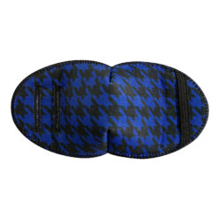 En ögonlapp av tyg för vuxna. Den fästs på insidan av glasögonen. Den är blå med ett klassiskt houndstooth-mönster för en sofistikerad stil. Märket är Kay Fun Patch. Modellen heter Houndstooth.