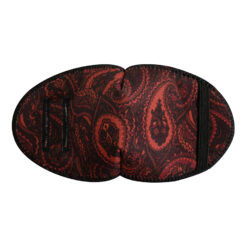 En ögonlapp av tyg för vuxna. Den är för glasögon och fästs på insidan av bågen. Den är röd med paisleymönster och hjärtan. Märket är Kay Fun Patch. Modellen heter Maroon Paisley.