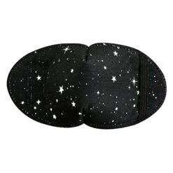 En ögonlapp av tyg för vuxna. Den fästs på insidan av glasögonen. Den är svart med vita stjärnor för en lekfull och iögonfallande look. Märket är Kay Fun Patch. Modellen heter Black Stars.