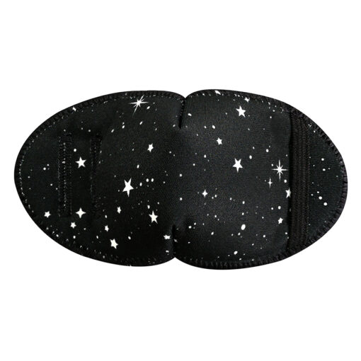 En ögonlapp av tyg för vuxna. Den fästs på insidan av glasögonen. Den är svart med vita stjärnor för en lekfull och iögonfallande look. Märket är Kay Fun Patch. Modellen heter Black Stars.