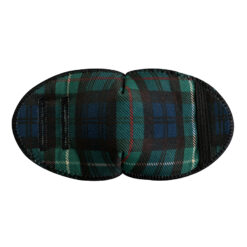 En ögonlapp av tyg för vuxna. Den fästs på insidan av glasögonen. Den är grön med ett klassiskt tartanmönster för en stilren och tidlös look. Märket är Kay Fun Patch. Modellen heter Tartan.