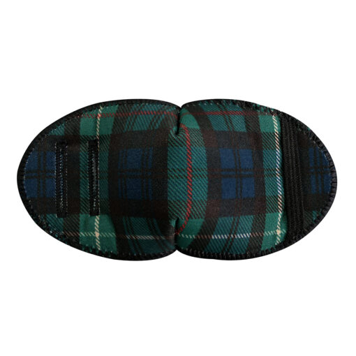 En ögonlapp av tyg för vuxna. Den fästs på insidan av glasögonen. Den är grön med ett klassiskt tartanmönster för en stilren och tidlös look. Märket är Kay Fun Patch. Modellen heter Tartan.
