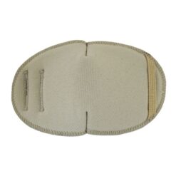 En ögonlapp av tyg för vuxna. Den fästs på insidan av glasögonen. Den är beige för en diskret och stilren look. Märket är Kay Fun Patch. Modellen heter Blush.