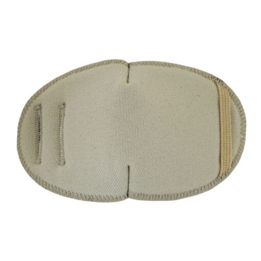En ögonlapp av tyg för vuxna. Den fästs på insidan av glasögonen. Den är beige för en diskret och stilren look. Märket är Kay Fun Patch. Modellen heter Blush.