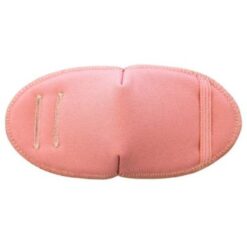 En ögonlapp av tyg för vuxna. Den fästs på insidan av glasögonen. Den är ljusrosa för en mjuk och diskret look. Märket är Kay Fun Patch. Modellen heter Blush.