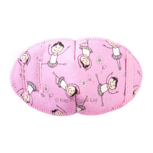En ögonlapp för barn med glasögon, tillverkad i mjukt tyg som fästs på glasögonen för att täcka ena ögat. Märket Kay Fun Patch rekommenderas av ortoptister. Den är rosa med små balletpigor som dansar. Den heter Ballet Girls.