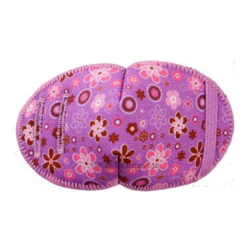 En ögonlapp för barn med glasögon, tillverkad i mjukt tyg som fästs på glasögonen för att täcka ena ögat. Märket Kay Fun Patch rekommenderas av ortoptister. Den är lila med ett lila blommönster. Den heter Dazzle.