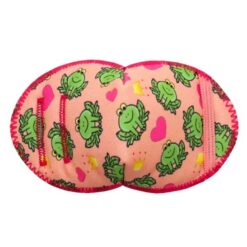 En ögonlapp för barn med glasögon, tillverkad i mjukt tyg som fästs på glasögonen för att täcka ena ögat. Märket Kay Fun Patch rekommenderas av ortoptister. Den är rosa med rosa hjärtan, gula prinsesskronor och gröna fröer. Den heter Frog Prince.