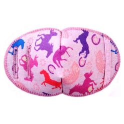 En ögonlapp för barn med glasögon, tillverkad i mjukt tyg som fästs på glasögonen för att täcka ena ögat. Märket Kay Fun Patch rekommenderas av ortoptister. Den är rosa med färgglada hästar. Den heter Pony Rides.
