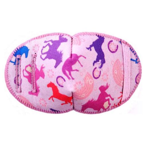 En ögonlapp för barn med glasögon, tillverkad i mjukt tyg som fästs på glasögonen för att täcka ena ögat. Märket Kay Fun Patch rekommenderas av ortoptister. Den är rosa med färgglada hästar. Den heter Pony Rides.