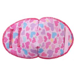 En ögonlapp för barn med glasögon, tillverkad i mjukt tyg som fästs på glasögonen för att täcka ena ögat. Märket Kay Fun Patch rekommenderas av ortoptister. Den är rosa med små rosa och blå hjärtan. Den heter Allover Love.
