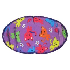 En ögonlapp för barn med glasögon. Den är tillverkad av mjukt soft material som fästs på glasögonen för att täcka ena ögat. Märket Kay Fun Patch rekommenderas av ortoptister. Den är lila med färgglada katter. Den heter Kitty Cats.