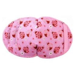 En ögonlapp för barn med glasögon, tillverkad i mjukt tyg som fästs på glasögonen för att täcka ena ögat. Märket Kay Fun Patch rekommenderas av ortoptister. Den är rosa med rosa nyckelpigor. Den heter Ladybirds.