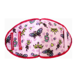 En ögonlapp för barn med glasögon, tillverkad i mjukt tyg som fästs på glasögonen för att täcka ena ögat. Märket Kay Fun Patch rekommenderas av ortoptister. Den är rosa med ett prinsessmönster. Den heter Queen of Hearts