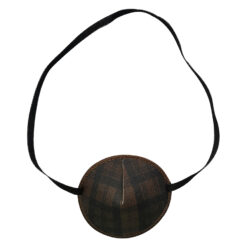 En ögonlapp med resår för vuxna. Den är i brunt, rutigt tyg med ett klassiskt check-mönster. Märket är Kay Fun Patch. Den heter Brown Check.