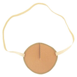 En ögonlapp med resår för vuxna. Den är sandfärgad och har en enkel, naturlig design. Märket är Kay Fun Patch. Den heter Sand.