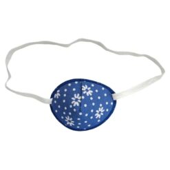 En blå ögonlapp med resår till barn. Den är dekorerad med vita prästkragar och heter Denim Daisies. Den har elastik som sätts runt huvudet och är designad för barn som skelar. Ögonlappen hjälper till vid synträning. Märket är Kay Fun Patch.