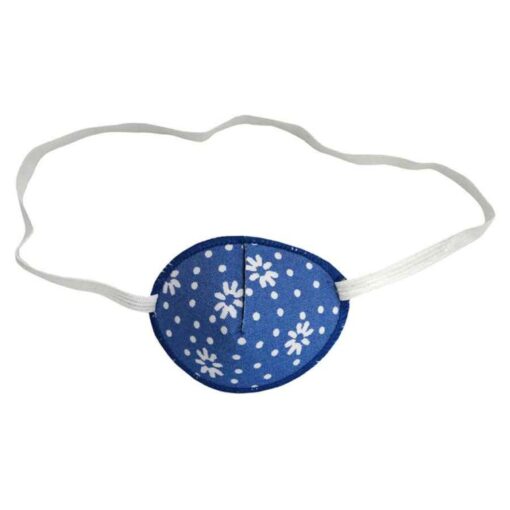 En blå ögonlapp med resår till barn. Den är dekorerad med vita prästkragar och heter Denim Daisies. Den har elastik som sätts runt huvudet och är designad för barn som skelar. Ögonlappen hjälper till vid synträning. Märket är Kay Fun Patch.