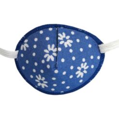 En blå ögonlapp med resår till barn. Den är dekorerad med vita prästkragar och heter Denim Daisies. Den har elastik som sätts runt huvudet och är designad för barn som skelar. Ögonlappen hjälper till vid synträning. Märket är Kay Fun Patch.