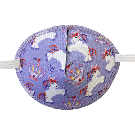En lila ögonlapp med resår till barn. Den är dekorerad med enhörningar och heter Unicorn. Den har elastik som sätts runt huvudet och är designad för barn som skelar. Ögonlappen hjälper till vid synträning. Märket är Kay Fun Patch.