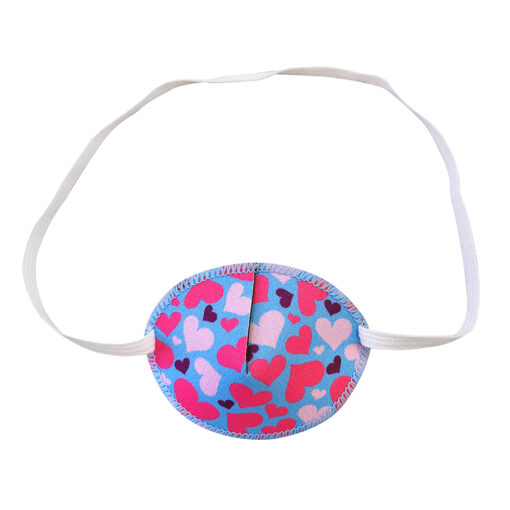 En ljusblå ögonlapp med resår till barn. Den är dekorerad med ljusrosa hjärtan och heter Lovehearts. Den har elastik som sätts runt huvudet och är designad för barn som skelar. Ögonlappen hjälper till vid synträning. Märket är Kay Fun Patch.