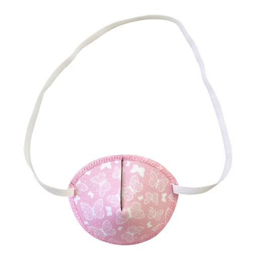 En ljusrosa ögonlapp med resår till barn. Den är dekorerad med vita fjärilar och heter Butterfly Kiss. Den har elastik som sätts runt huvudet och är designad för barn som skelar. Ögonlappen hjälper till vid synträning. Märket är Kay Fun Patch.