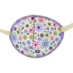 En ljuslila ögonlapp med resår till barn. Den är dekorerad med blommor och heter Sugar Puff. Den har elastik som sätts runt huvudet och är designad för barn som skelar. Ögonlappen hjälper till vid synträning. Märket är Kay Fun Patch.