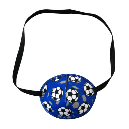 En ögonlapp med resår till lat öga. Den är blå och dekorerad med fotbollar och heter Football. Den har elastik som sätts runt huvudet och är designad för barn som skelar. Ögonlappen hjälper till vid synträning. Märket är Kay Fun Patch.