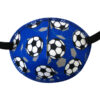En ögonlapp med resår till lat öga. Den är blå och dekorerad med fotbollar och heter Football. Den har elastik som sätts runt huvudet och är designad för barn som skelar. Ögonlappen hjälper till vid synträning. Märket är Kay Fun Patch.