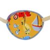En ögonlapp med resår till lat öga. Den är gul och dekorerad med motiv av leksaker och heter Boys Toys. Den har elastik som sätts runt huvudet och är designad för barn som skelar. Ögonlappen hjälper till vid synträning. Märket är Kay Fun Patch.