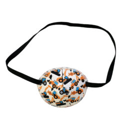 En ögonlapp med resår till lat öga. Den är gul och dekorerad med orange grävmaskiner och heter Construction. Den har elastik som sätts runt huvudet och är designad för barn som skelar. Ögonlappen hjälper till vid synträning. Märket är Kay Fun Patch.