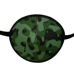 En ögonlapp med resår för vuxna. Den är mörkgrön med camouflage-mönster. Märket är Kay Fun Patch. Den heter Camouflage.