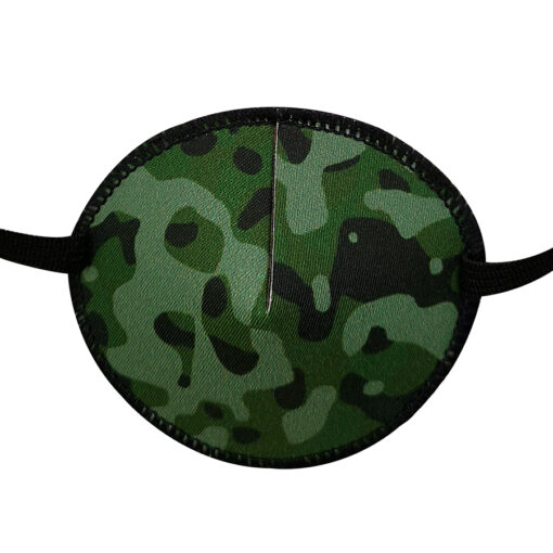 En ögonlapp med resår för vuxna. Den är mörkgrön med camouflage-mönster. Märket är Kay Fun Patch. Den heter Camouflage.