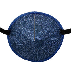 En ögonlapp med resår för vuxna. Den är blå med paisleymönster i denimstil. Märket är Kay Fun Patch. Den heter Denim Paisley.