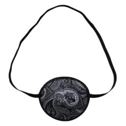 En ögonlapp med resår för vuxna. Den är svart och grå med paisleymönster. Märket är Kay Fun Patch. Den heter Grey Paisley.