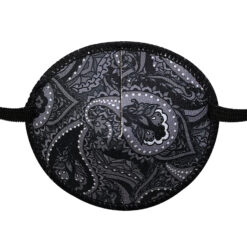 En ögonlapp med resår för vuxna. Den är svart och grå med paisleymönster. Märket är Kay Fun Patch. Den heter Grey Paisley.