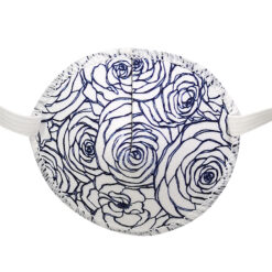 En ögonlapp med resår för vuxna. Den är vit med blommigt blått mönster. Märket är Kay Fun Patch. Den heter Botanical.